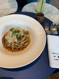 W大阪 ラウンジのボロネーゼパスタ